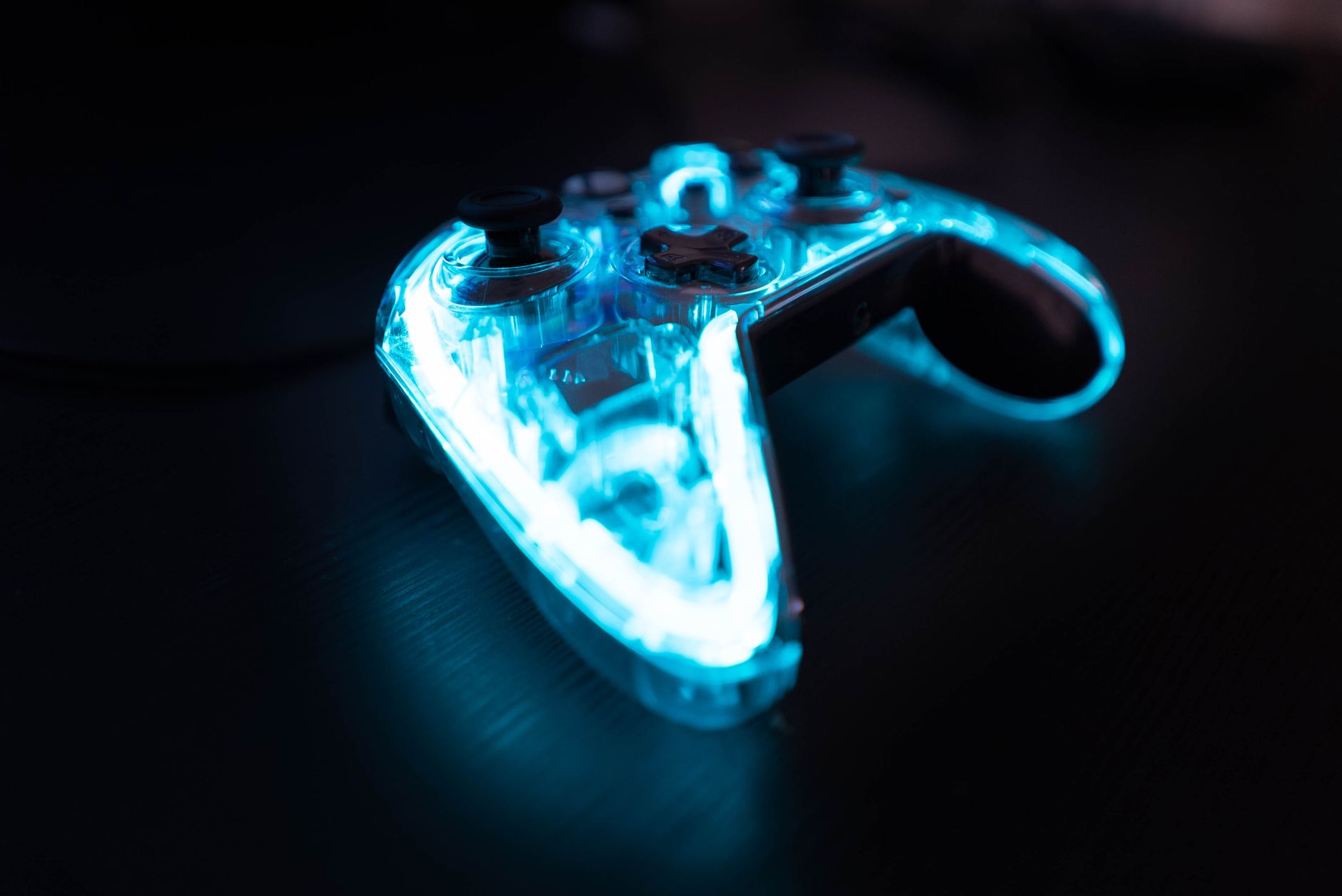 Gaming Controller mit blauer Neon-Beleuchtung
