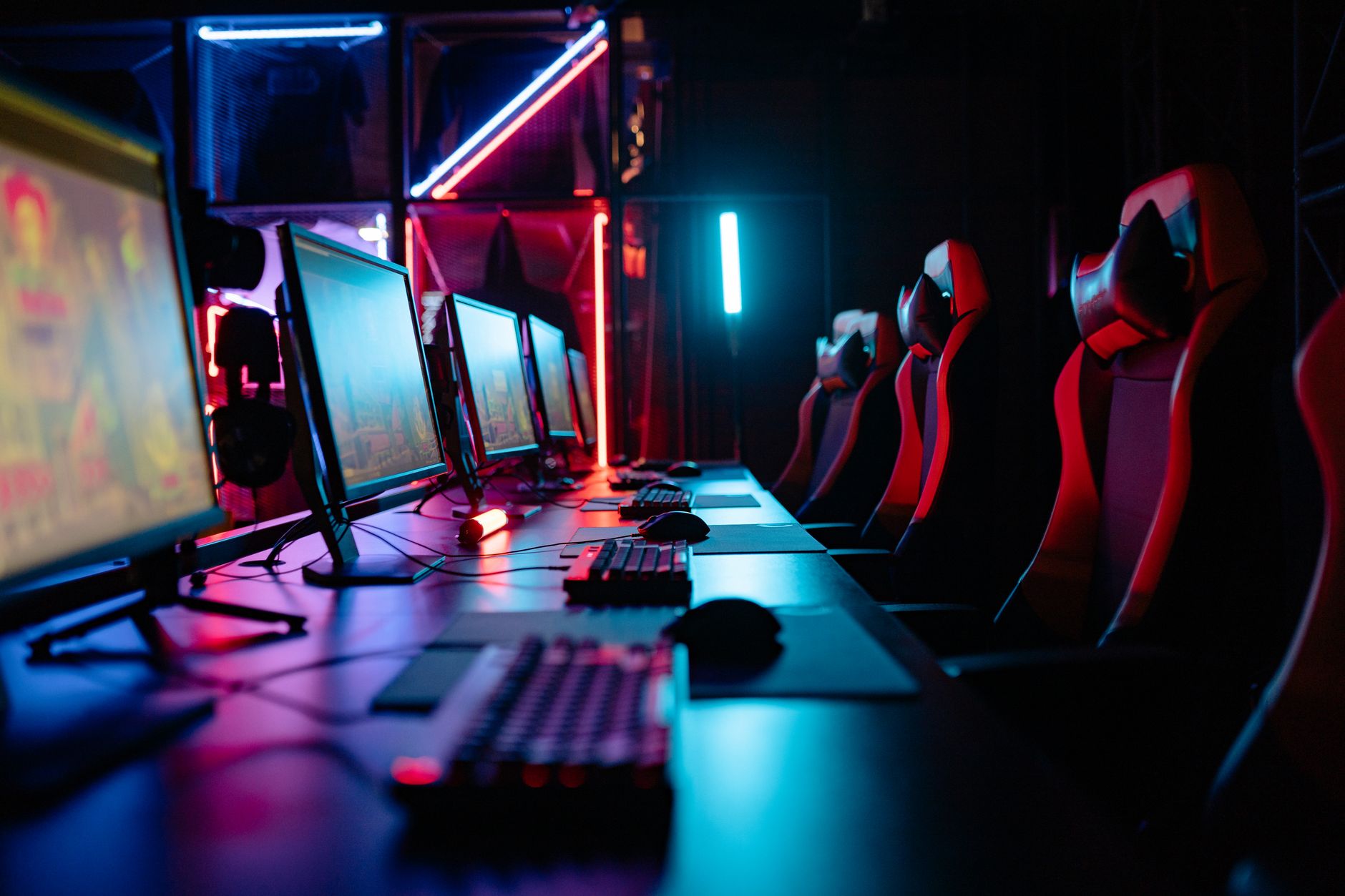 Gaming Room mit Neon-Beleuchtung