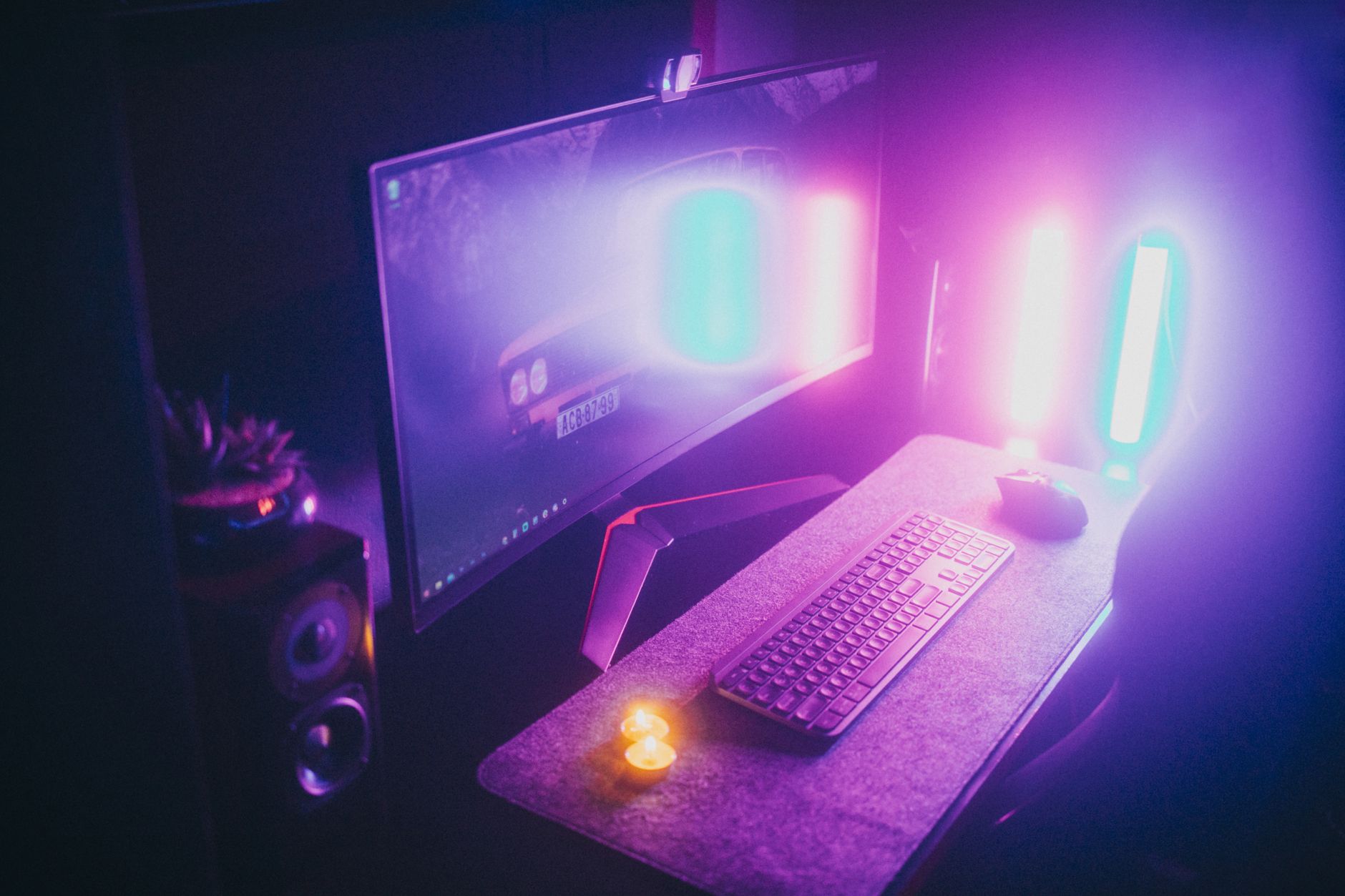 Gaming Setup mit Neon-Beleuchtung